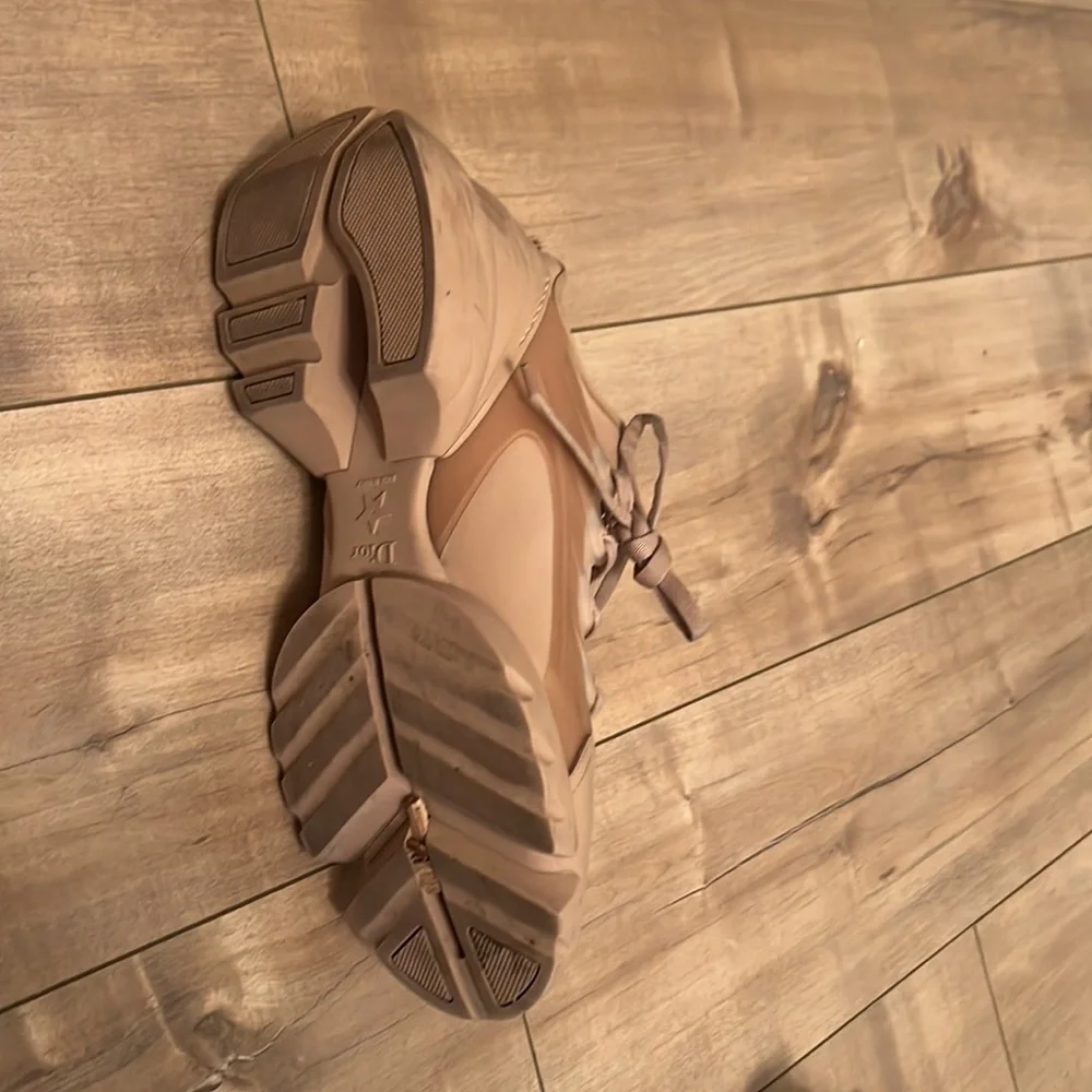 Dior sneakers women’s size 9.5-10 amazing condition worn couple of times - Picture 3 of 5